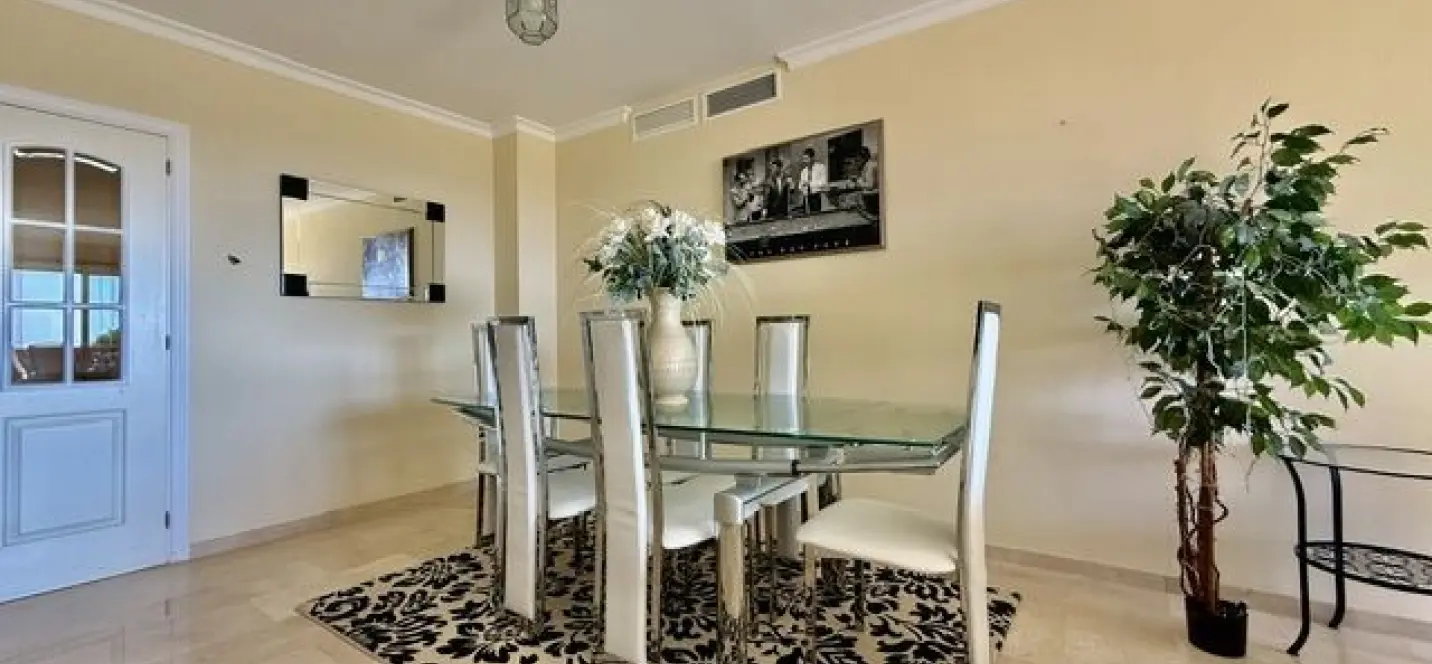Sale of middle floor apartment in Santa María 2
