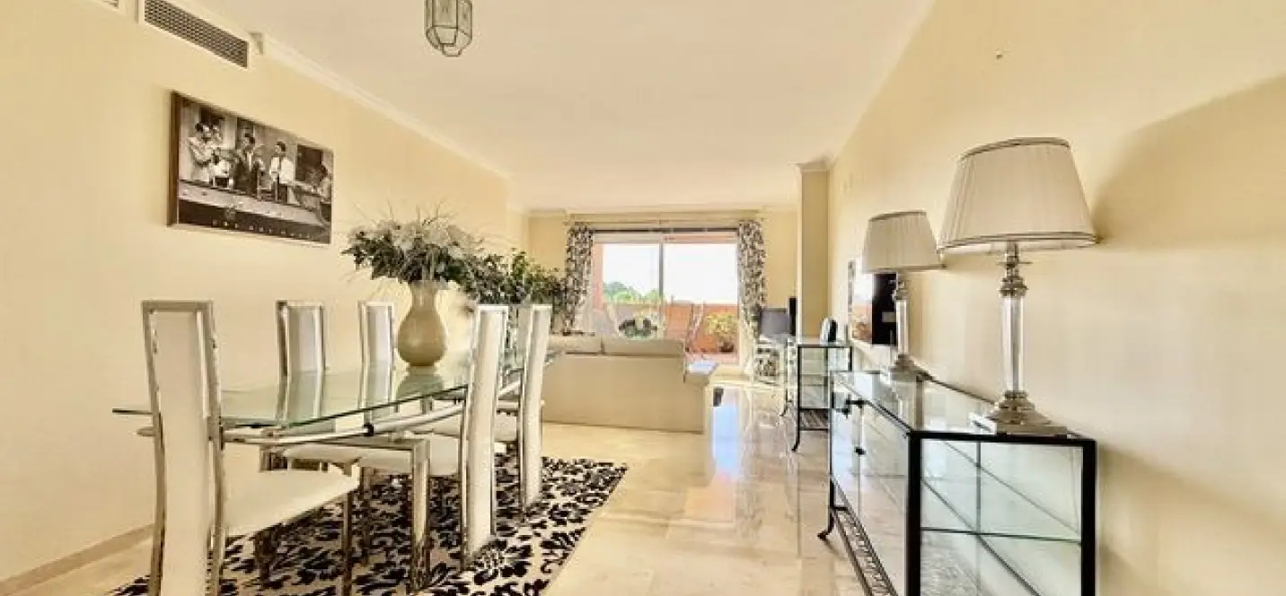 Sale of middle floor apartment in Santa María 3