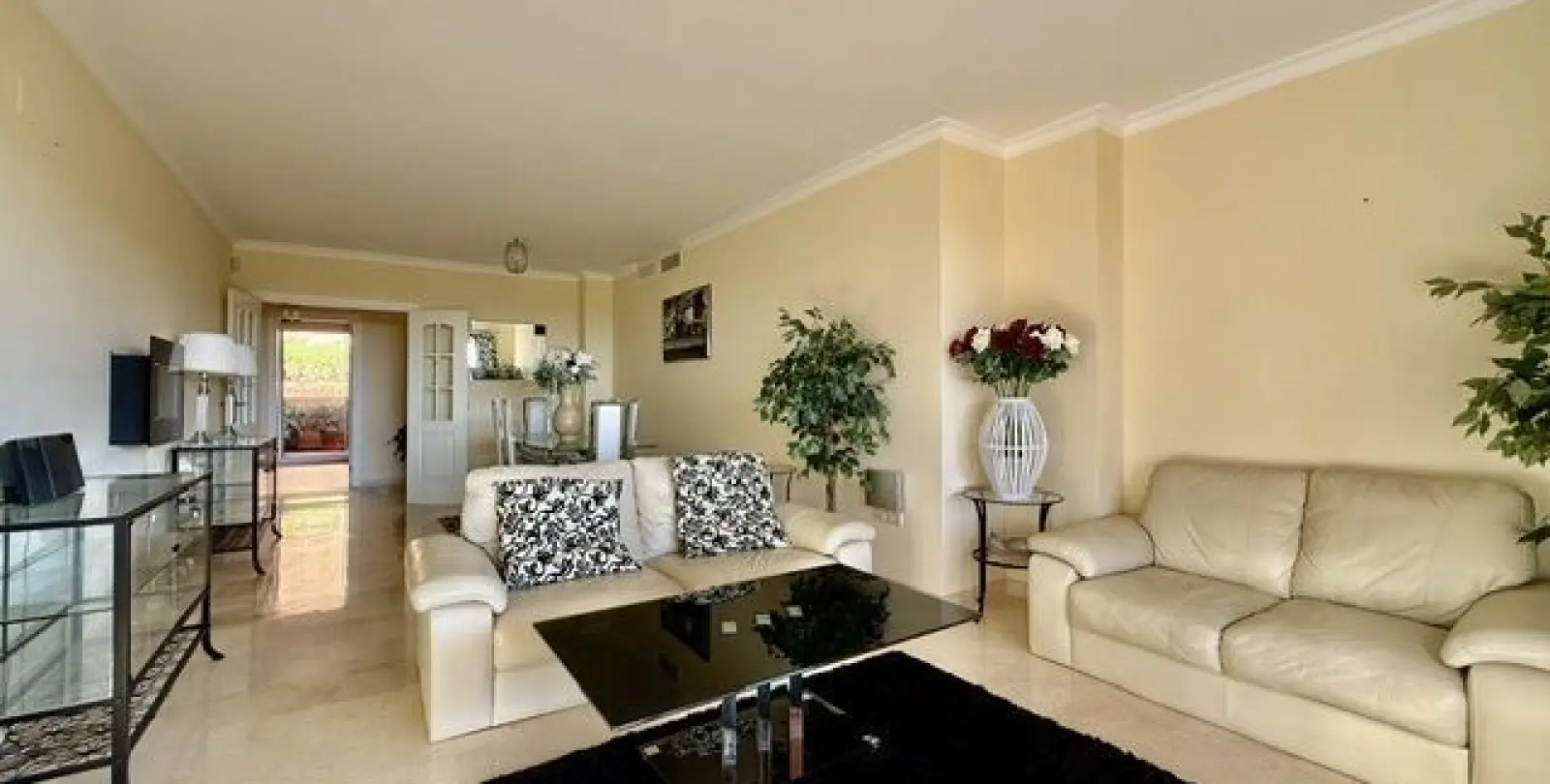 Sale of middle floor apartment in Santa María 5