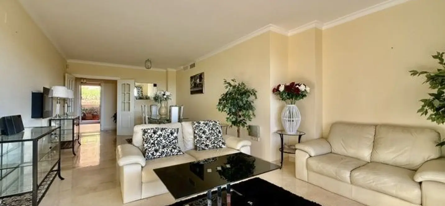 Sale of middle floor apartment in Santa María 4