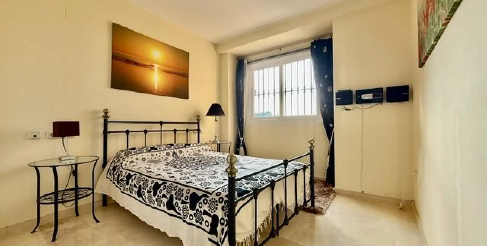 Sale of middle floor apartment in Santa María 8