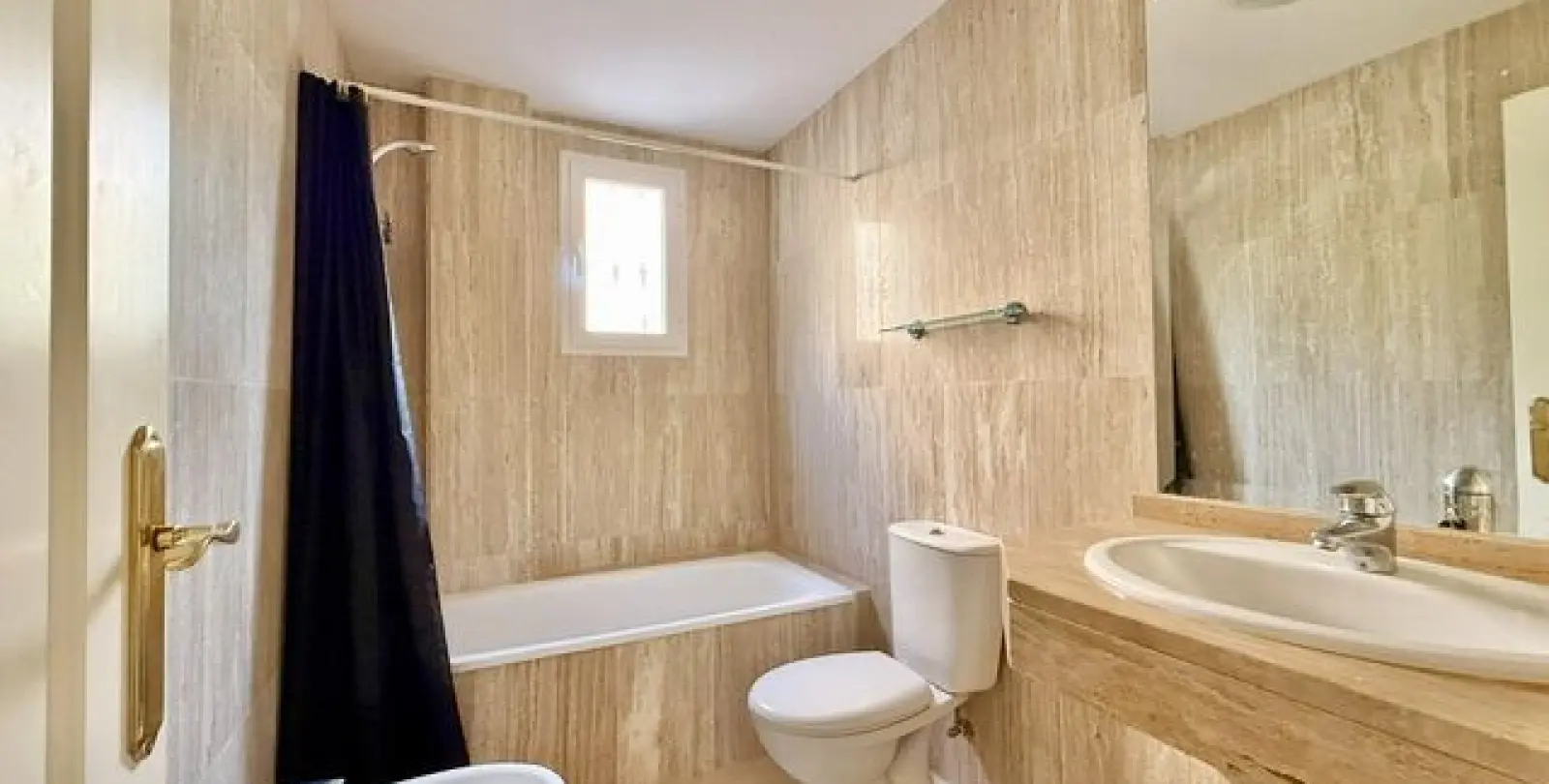 Sale of middle floor apartment in Santa María 9