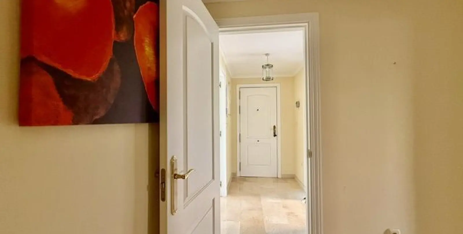 Sale of middle floor apartment in Santa María 11