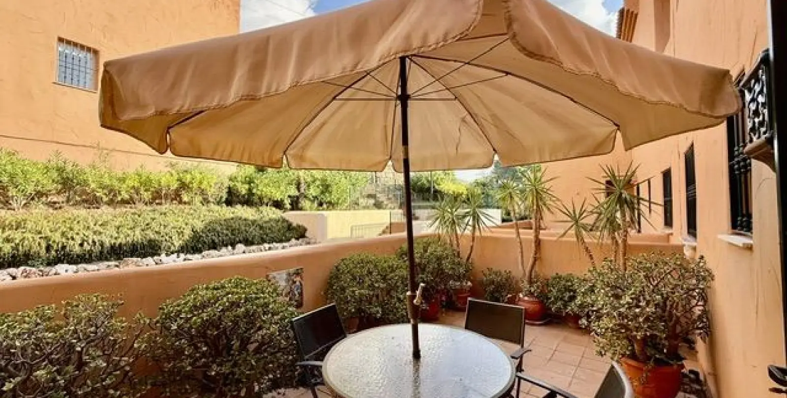 Sale of middle floor apartment in Santa María 13