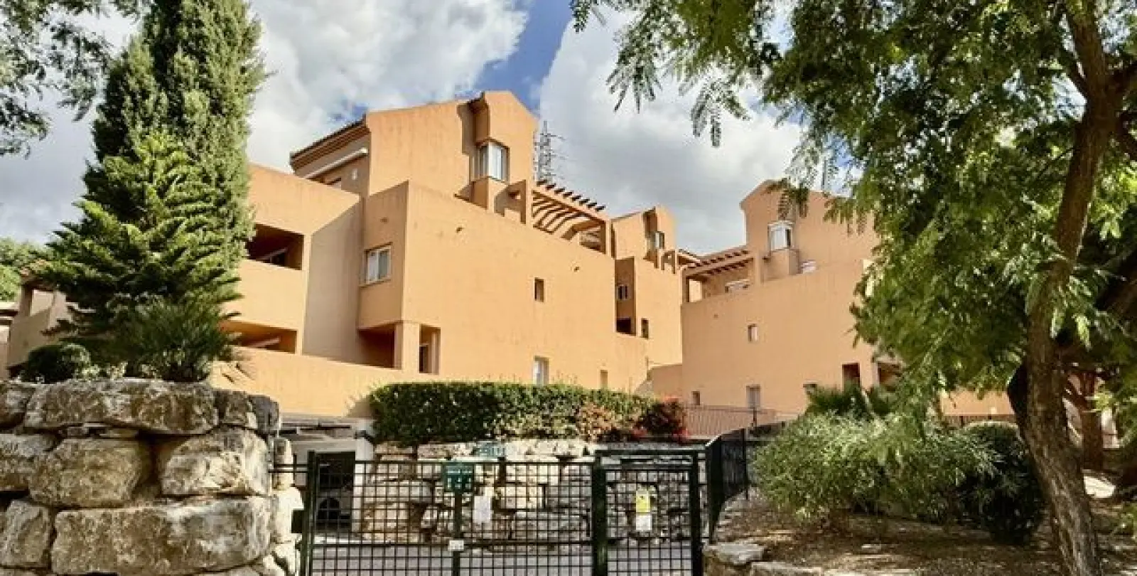 Sale of middle floor apartment in Santa María 16