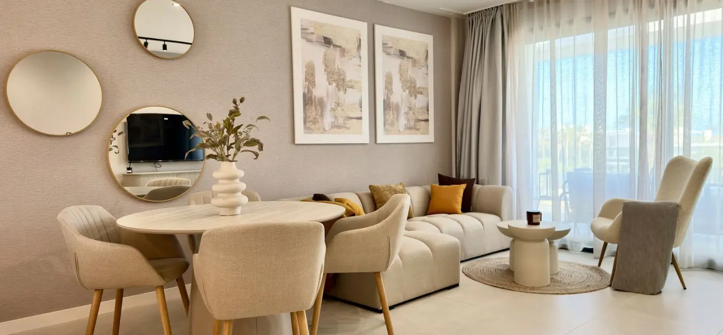 Venta de apartamento en planta media en Estepona 2