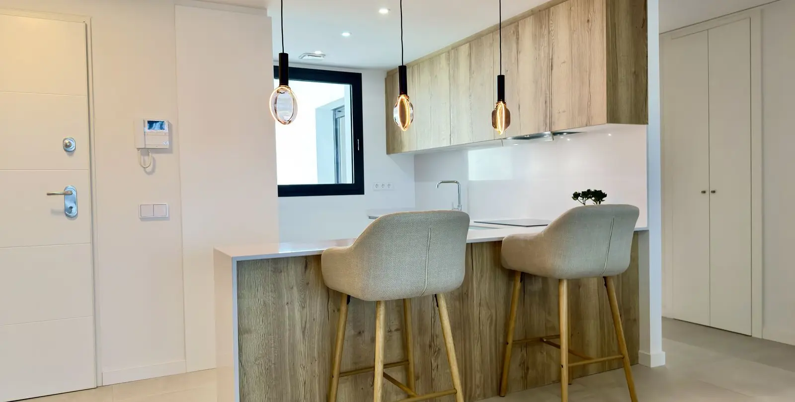 Venta de apartamento en planta media en Estepona 10
