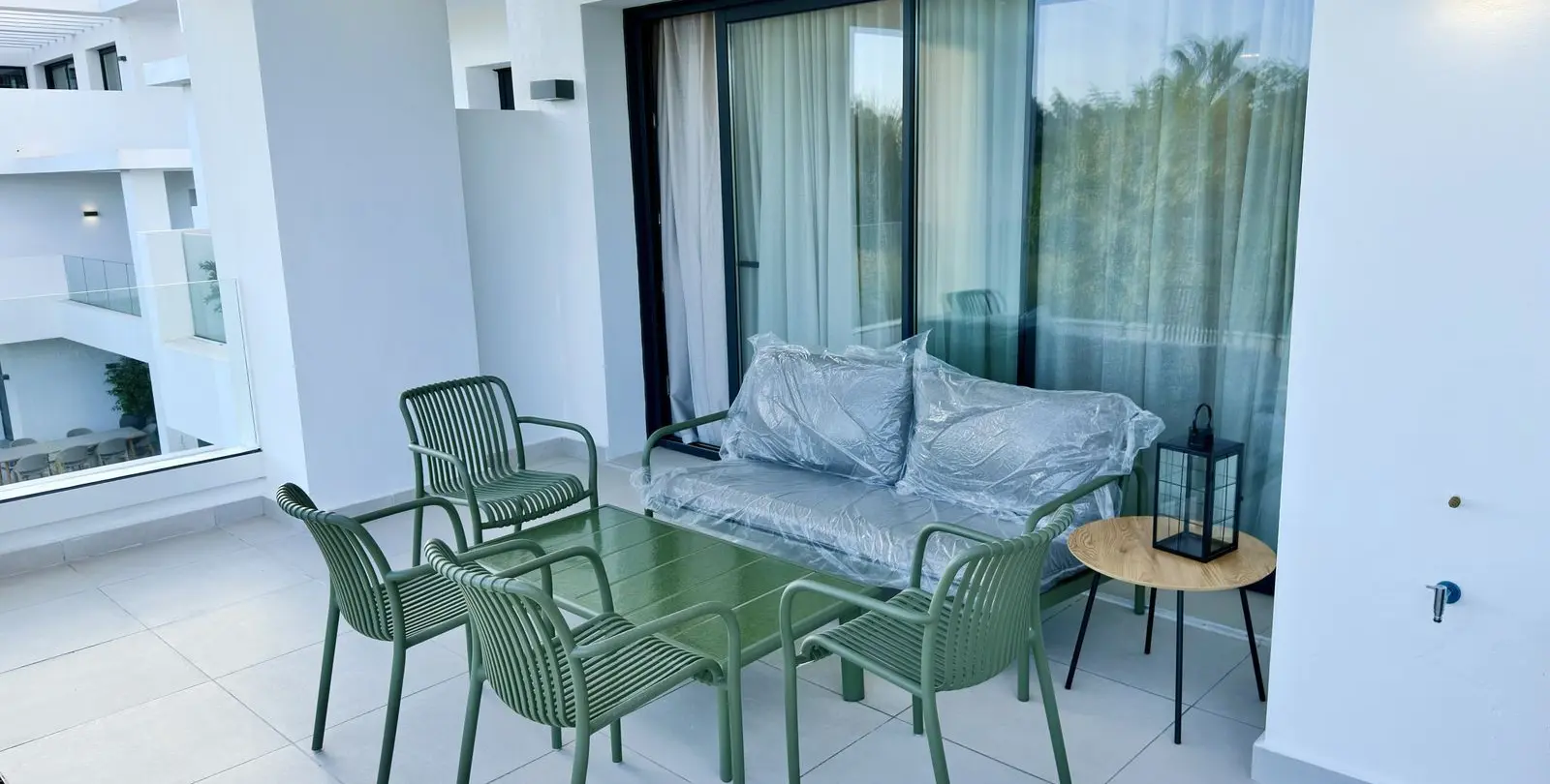 Venta de apartamento en planta media en Estepona 16