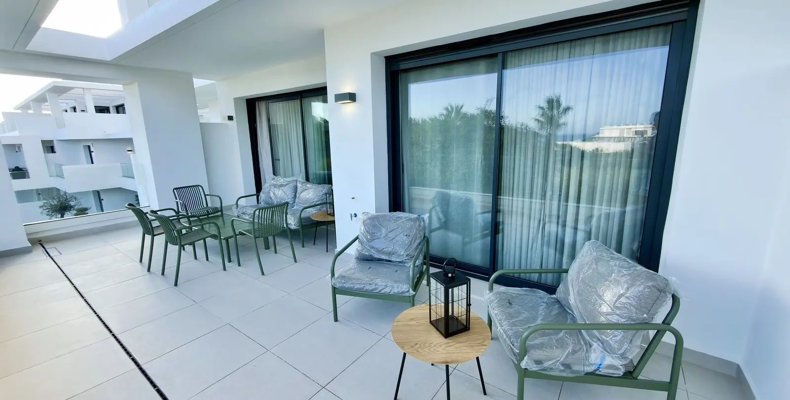 Venta de apartamento en planta media en Estepona 17
