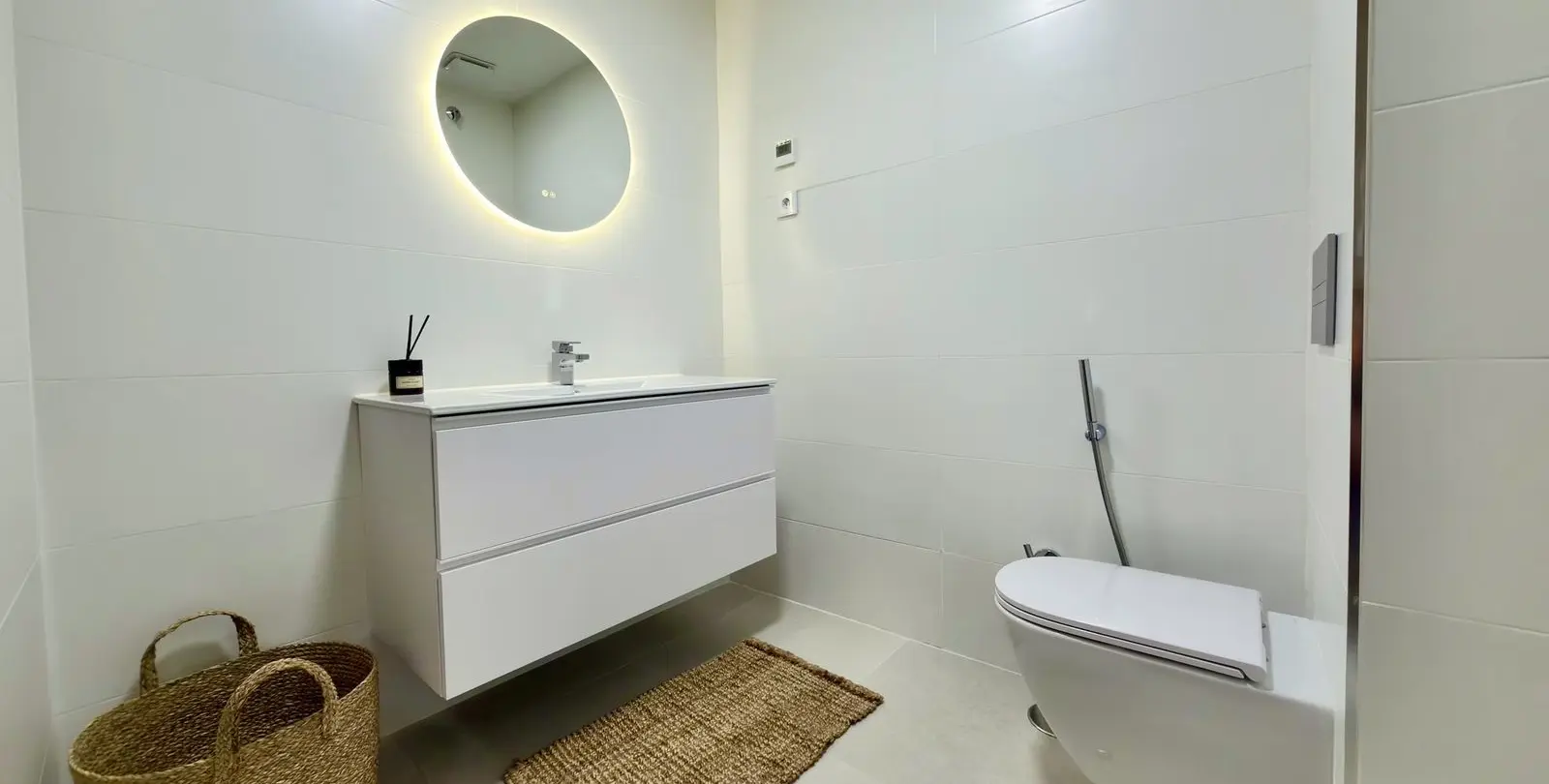 Venta de apartamento en planta media en Estepona 25