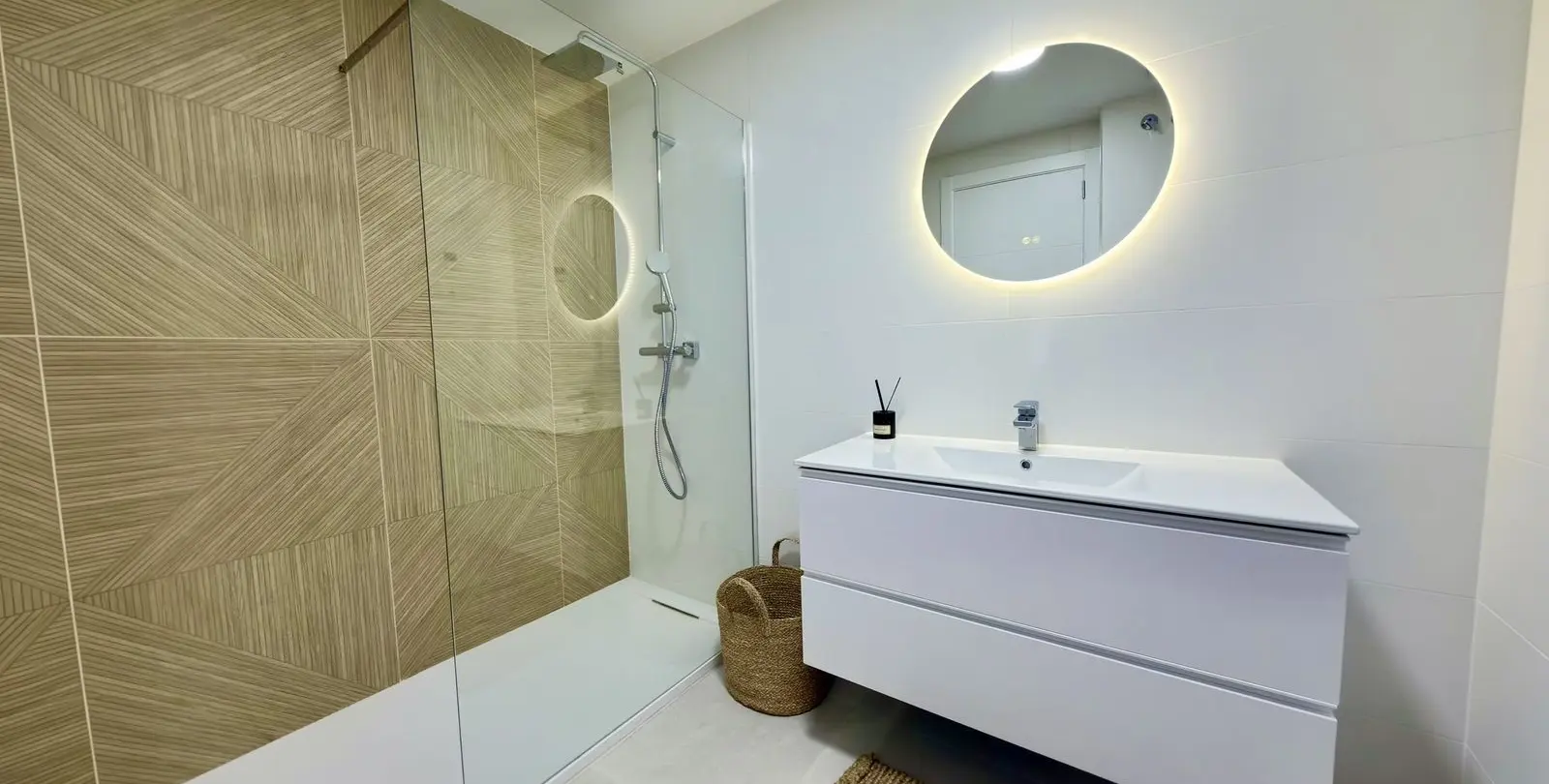 Venta de apartamento en planta media en Estepona 26
