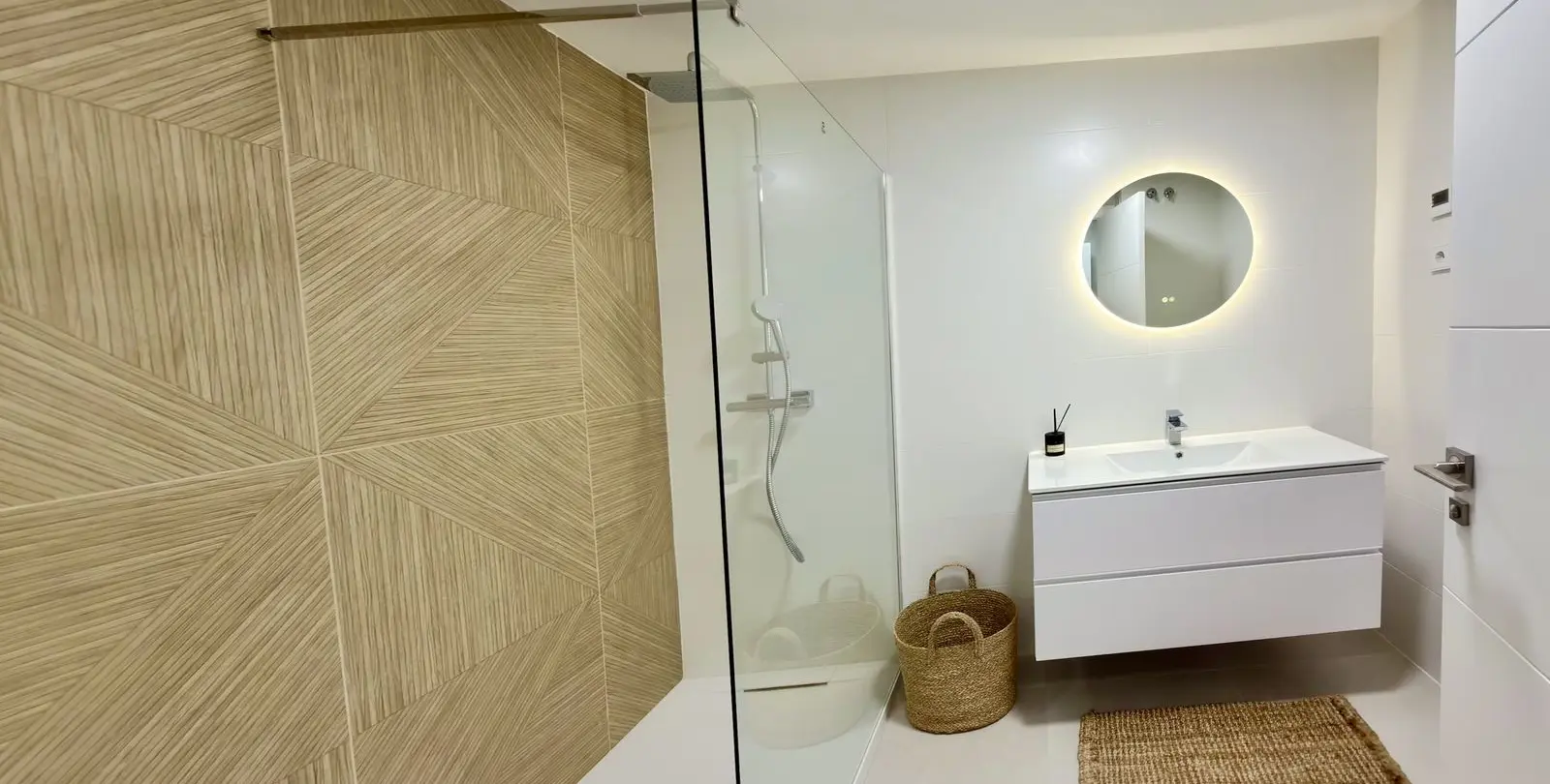 Venta de apartamento en planta media en Estepona 28