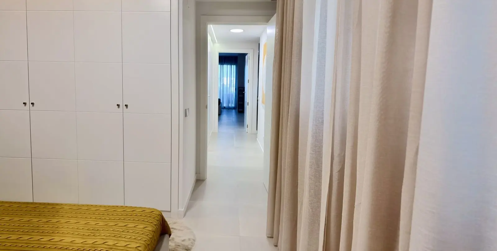 Venta de apartamento en planta media en Estepona 31