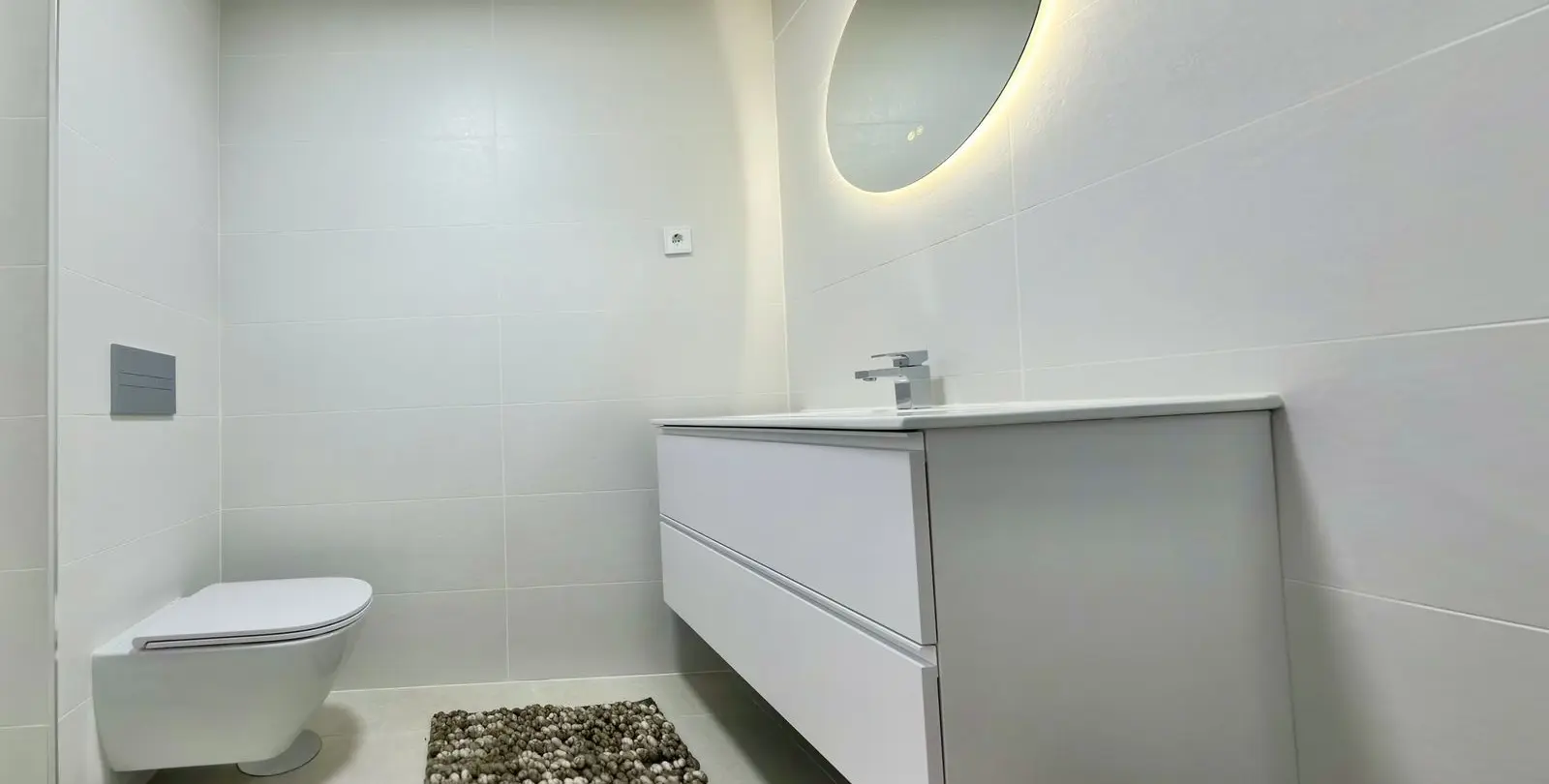 Venta de apartamento en planta media en Estepona 34