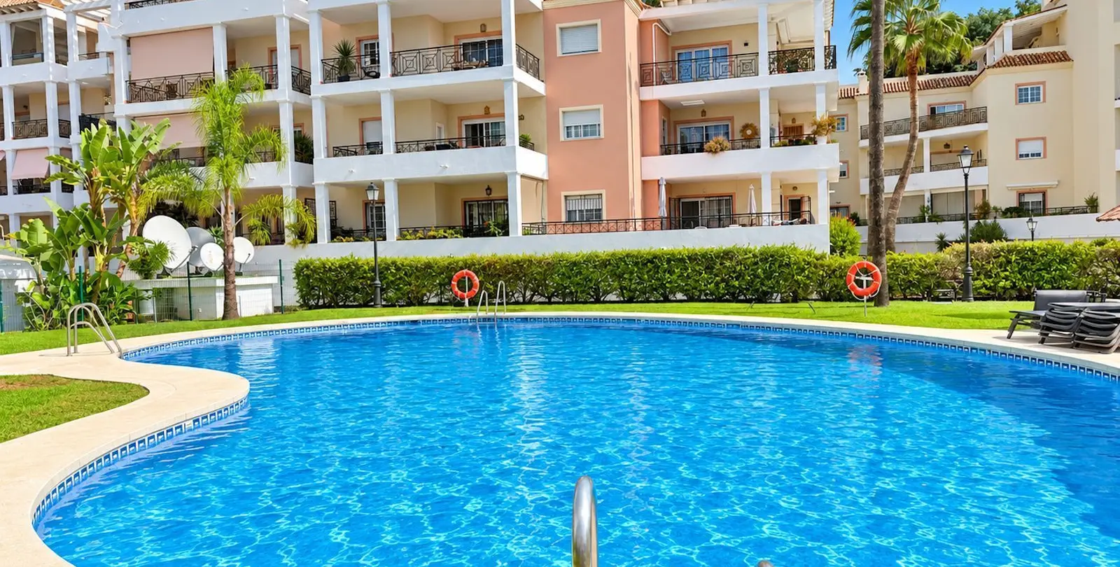 Venta de apartamento en planta media en Nueva Andalucía 1