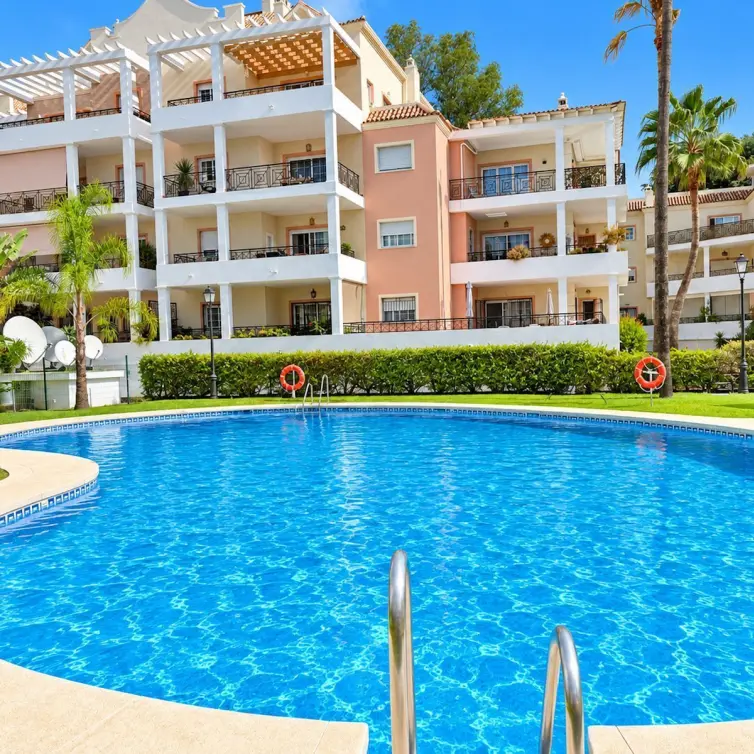 Venta de apartamento en planta media en Nueva Andalucía