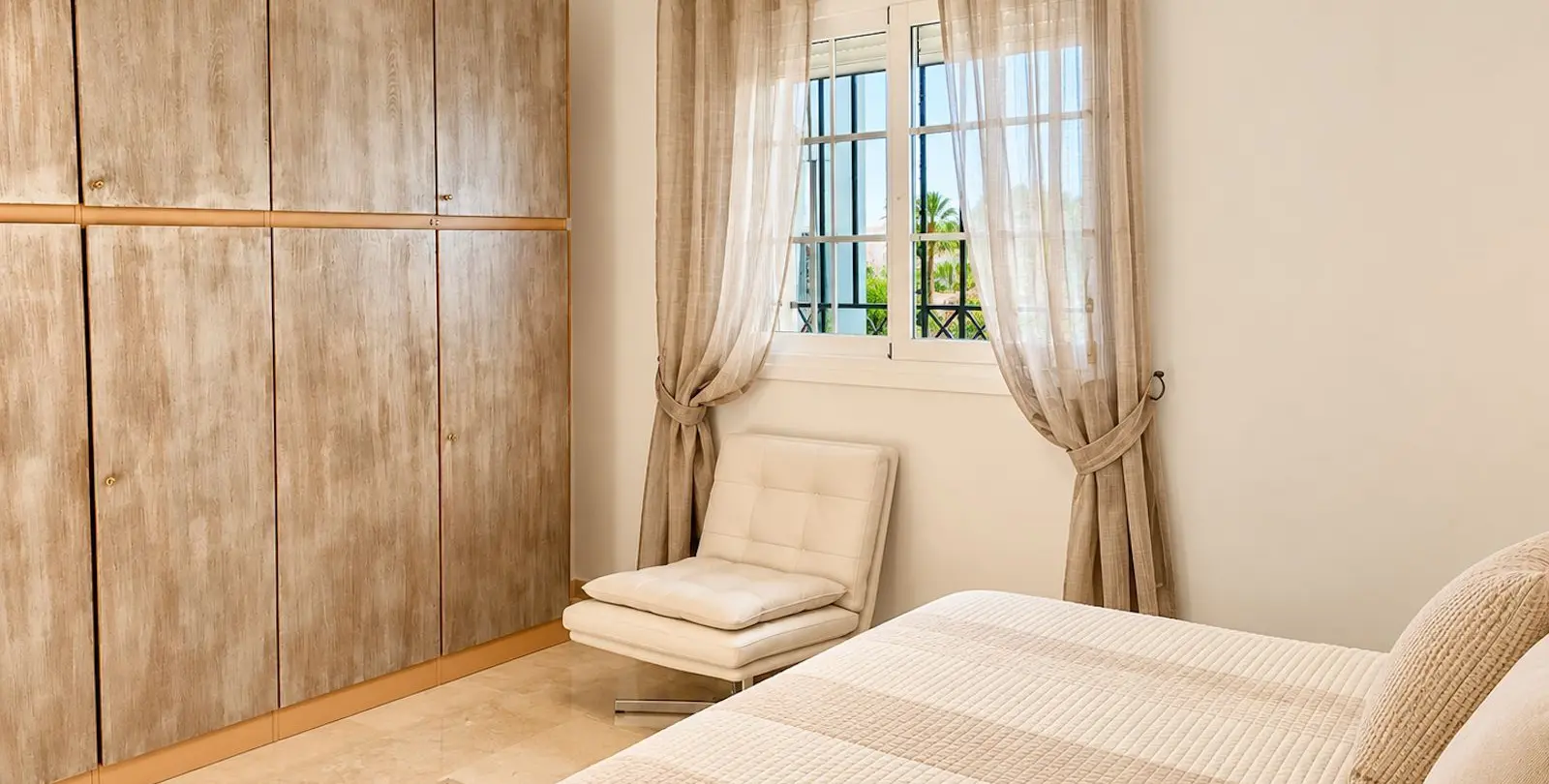 Venta de apartamento en planta media en Nueva Andalucía 10
