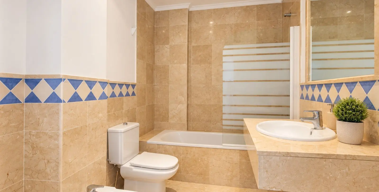 Venta de apartamento en planta media en Nueva Andalucía 14