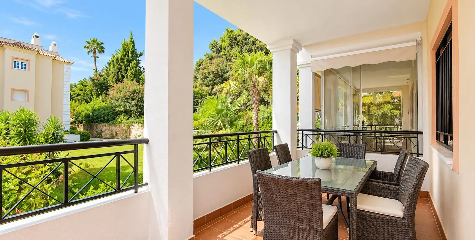 Venta de apartamento en planta media en Nueva Andalucía 18