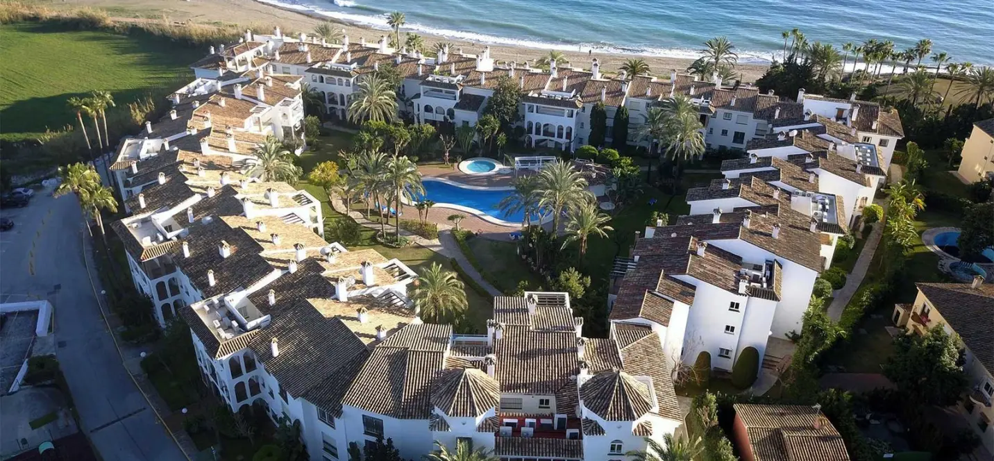 Venta de apartamento en planta media en Estepona 0