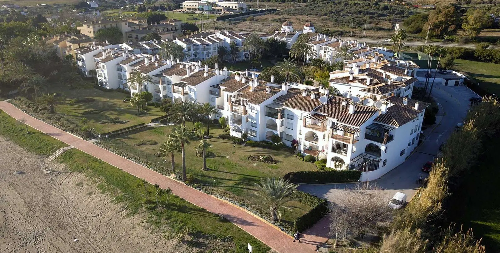 Venta de apartamento en planta media en Estepona 2