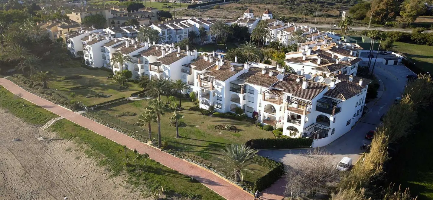 Venta de apartamento en planta media en Estepona 1