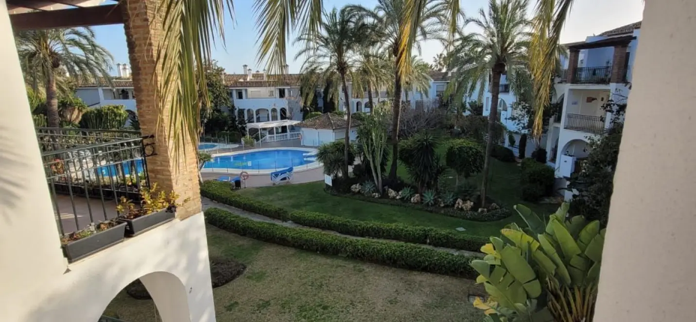 Venta de apartamento en planta media en Estepona 2
