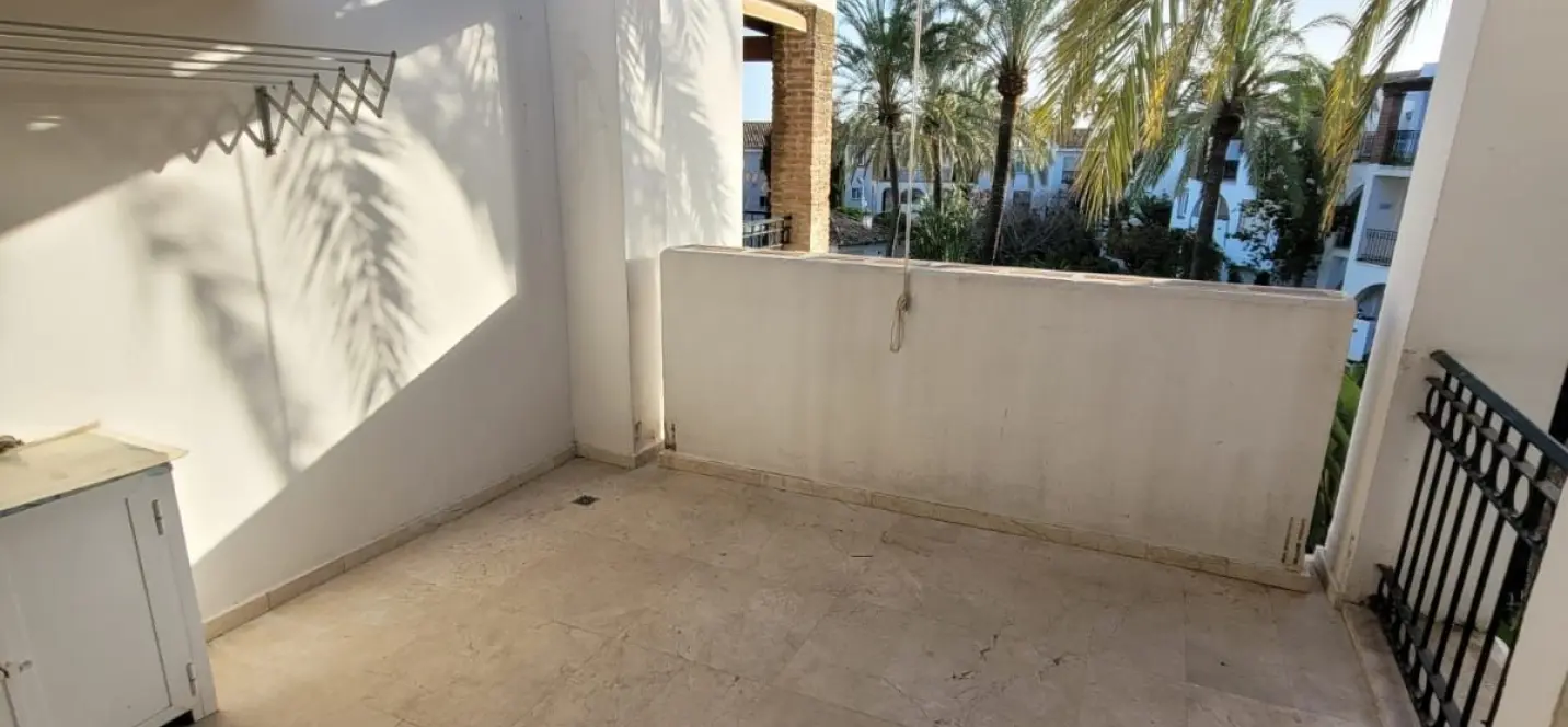 Venta de apartamento en planta media en Estepona 3