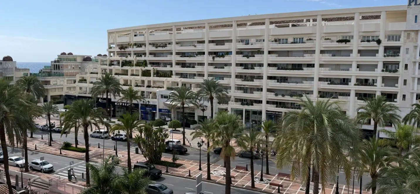 Sale of middle floor apartment in Puerto Banús 0