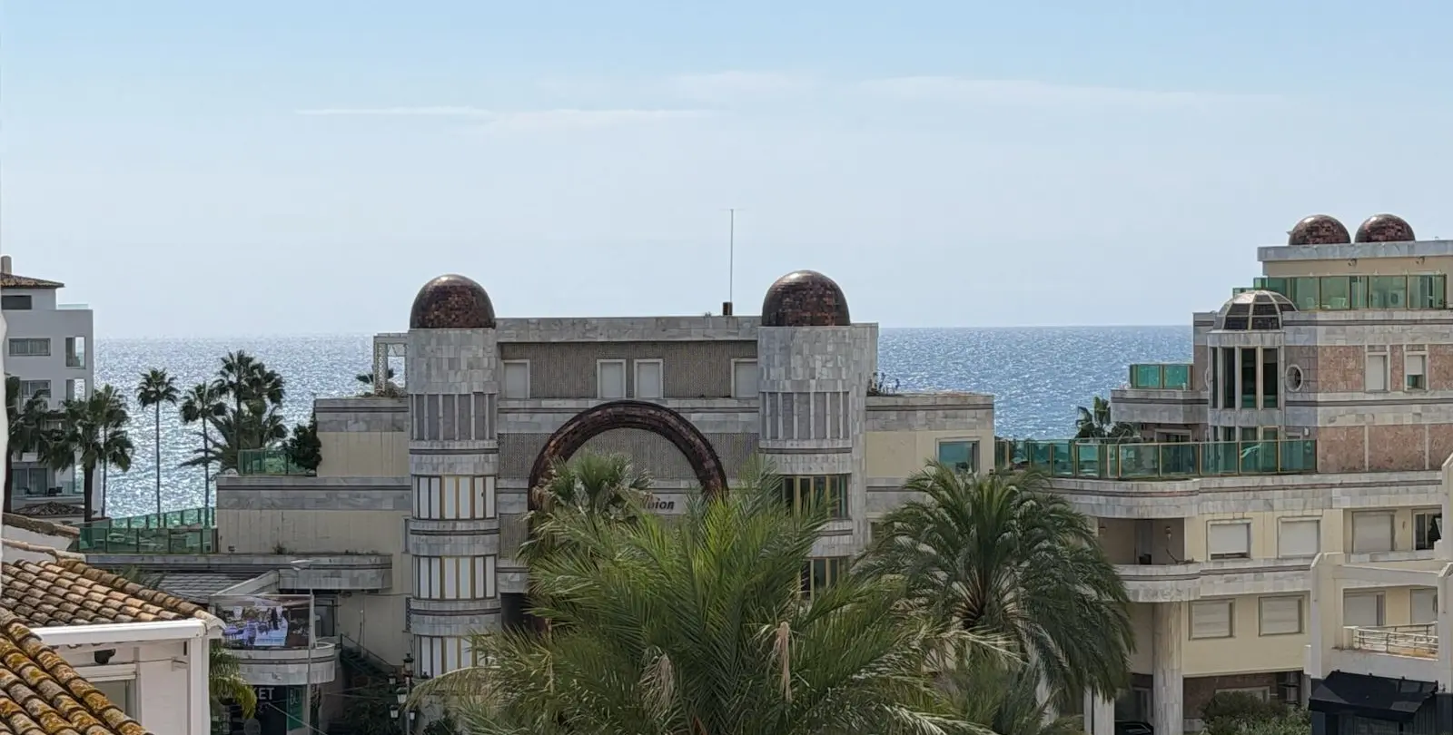 Venta de apartamento en planta media en Puerto Banús 2