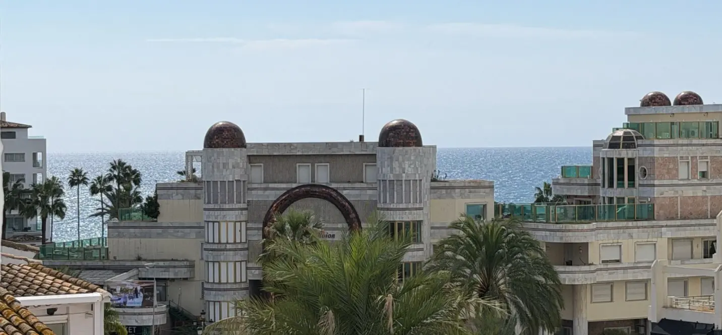 Sale of middle floor apartment in Puerto Banús 1