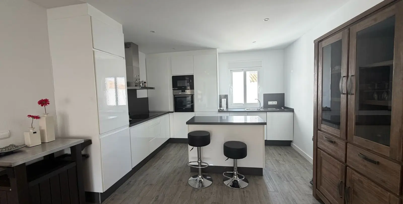 Venta de apartamento en planta media en Puerto Banús 3