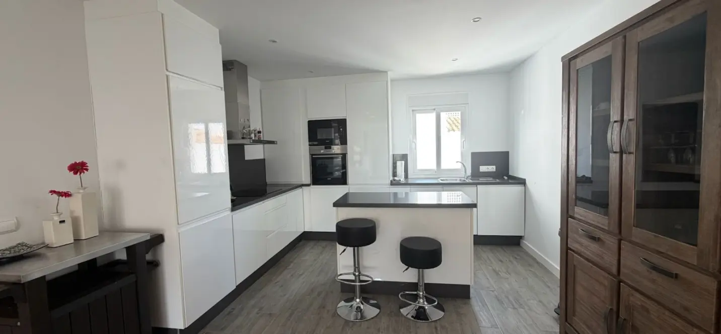 Sale of middle floor apartment in Puerto Banús 2