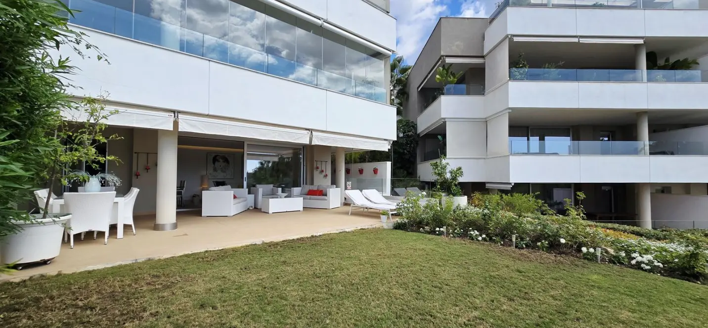 Venta de apartamento en planta baja en Benahavís 1