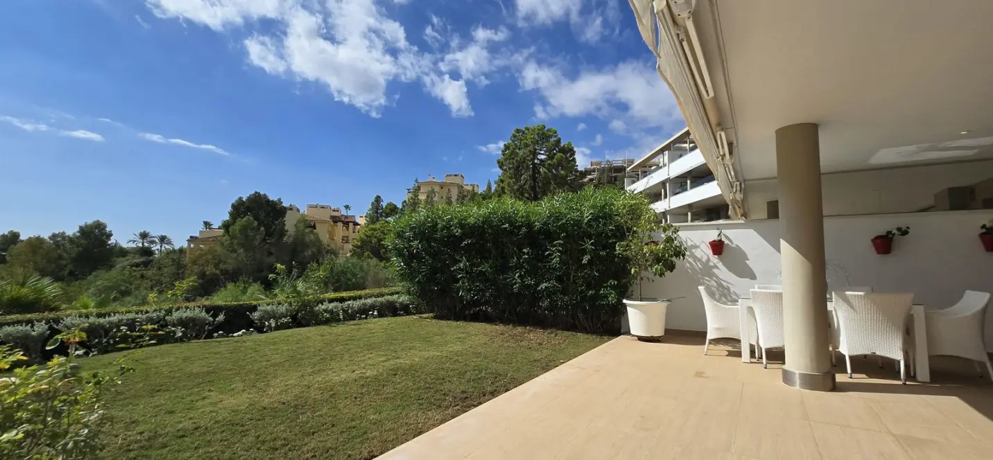 Venta de apartamento en planta baja en Benahavís 2
