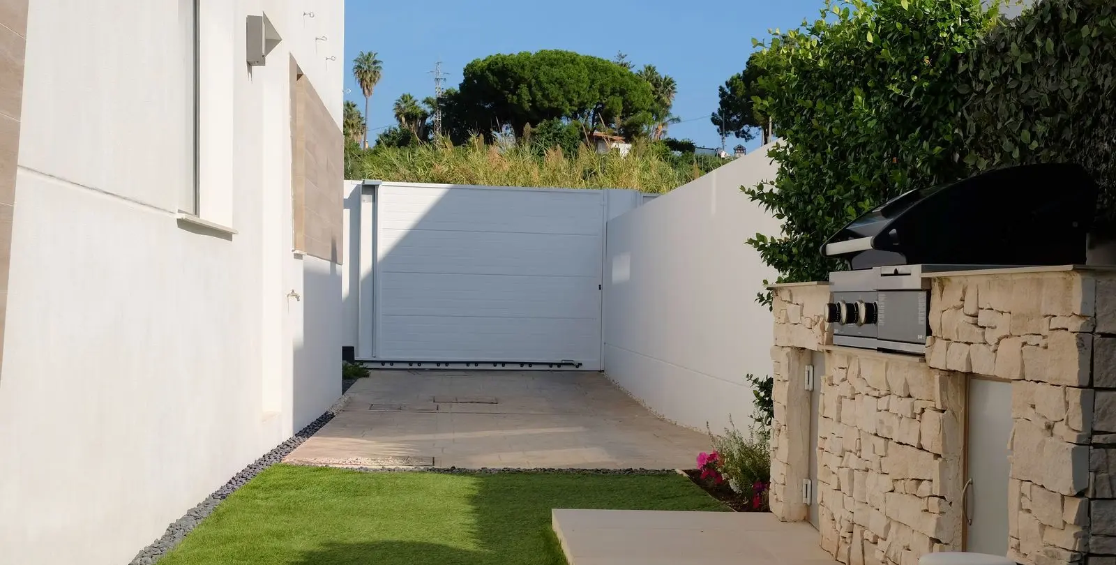 Sale of semi-detached house in New Golden Mile 46