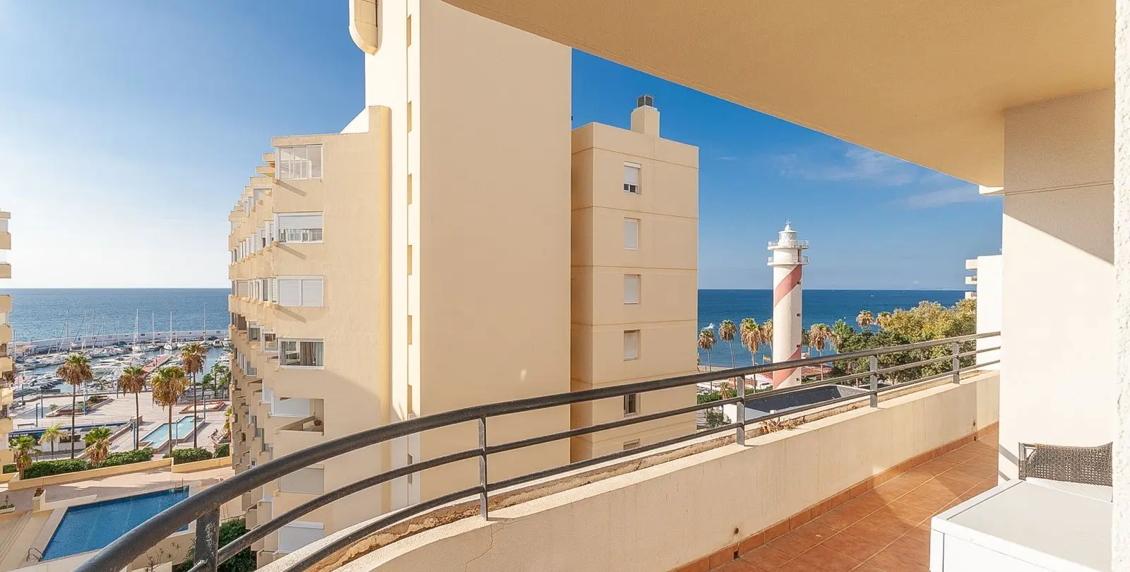 Venta de apartamento en planta media en Marbella 1