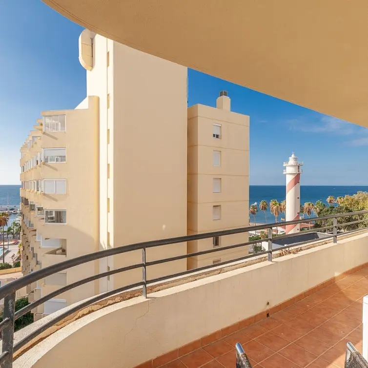 Venta de apartamento en planta media en Marbella