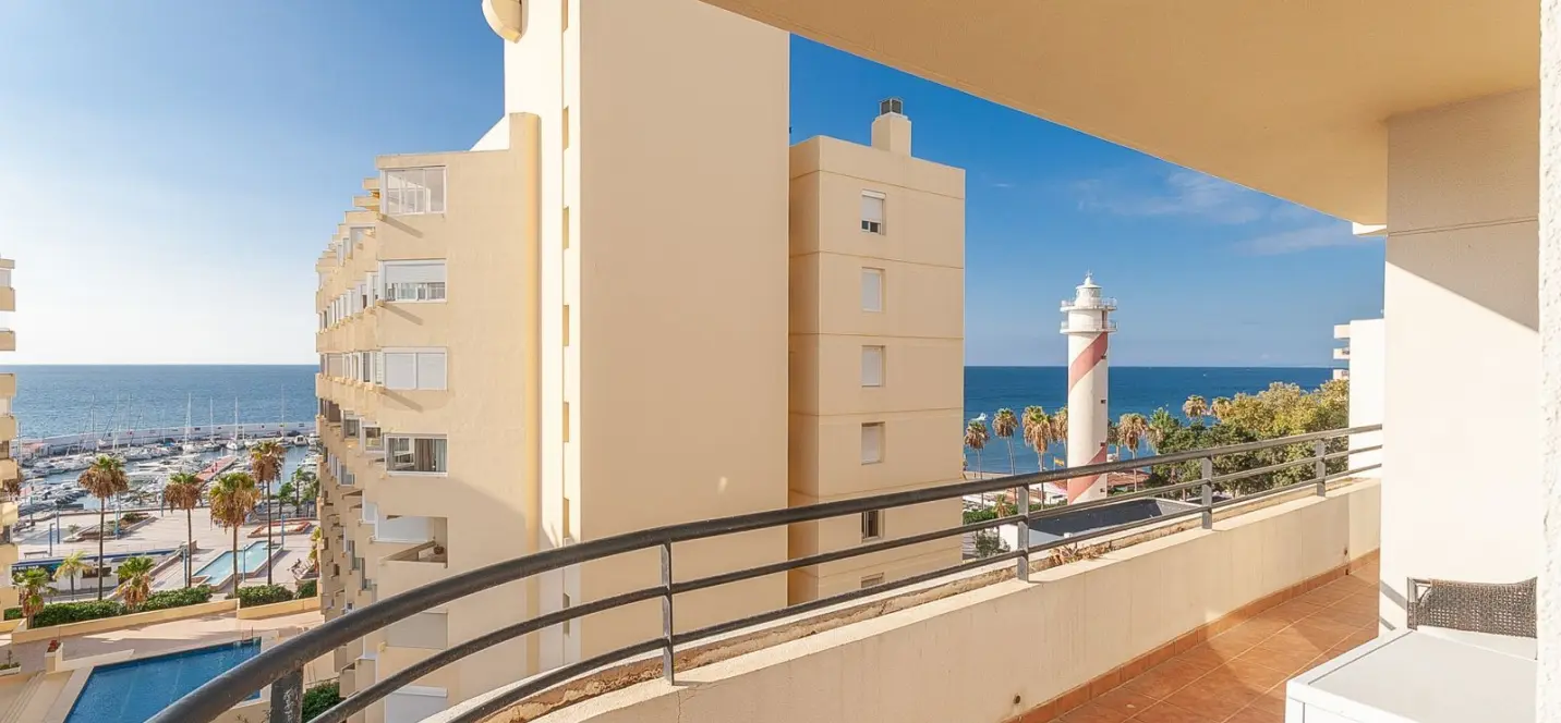 Venta de apartamento en planta media en Marbella 0