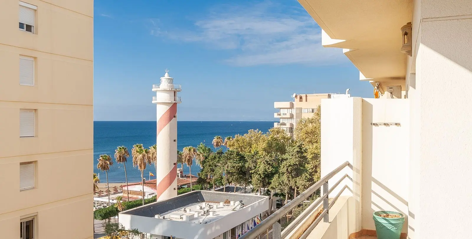 Venta de apartamento en planta media en Marbella 2