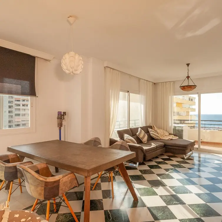 Venta de apartamento en planta media en Marbella