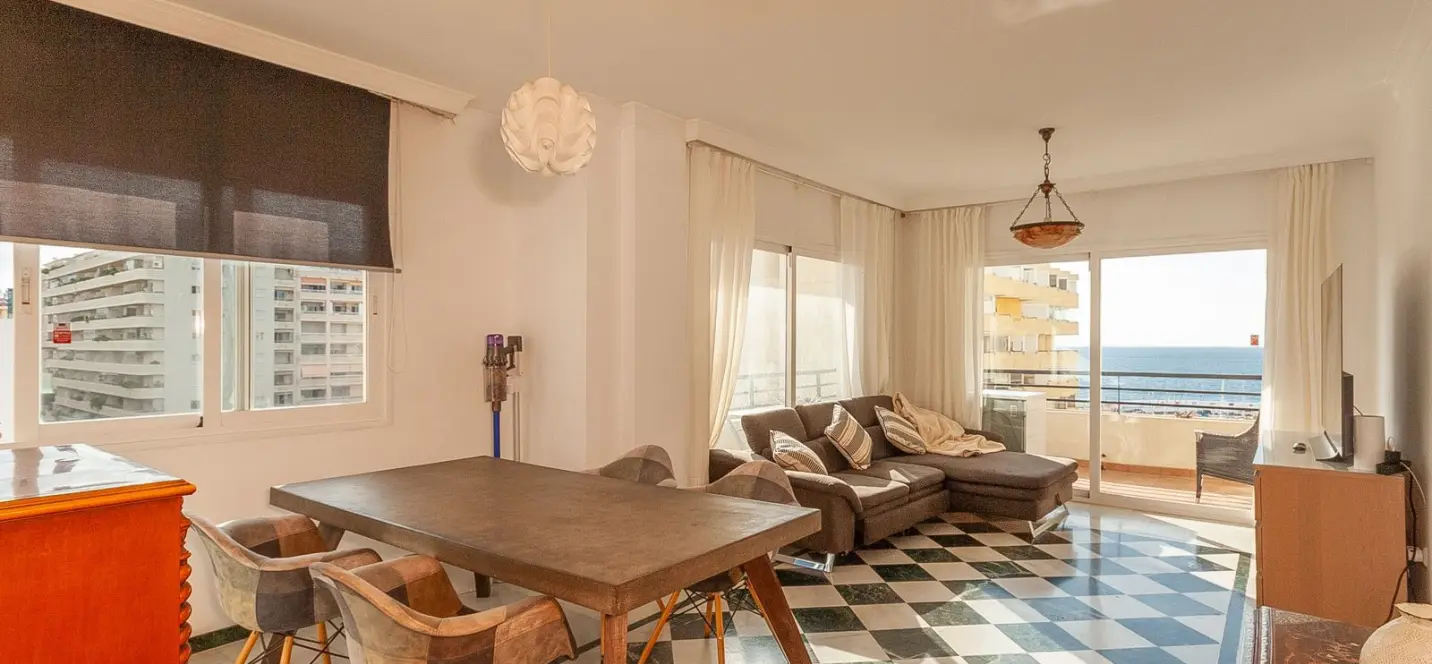 Venta de apartamento en planta media en Marbella 2