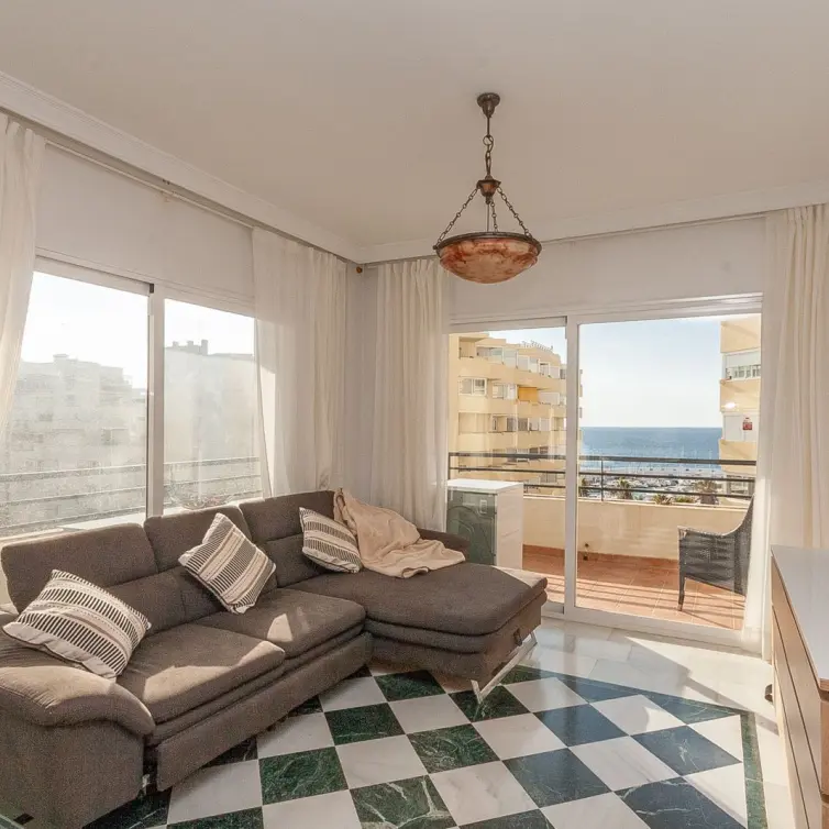 Venta de apartamento en planta media en Marbella