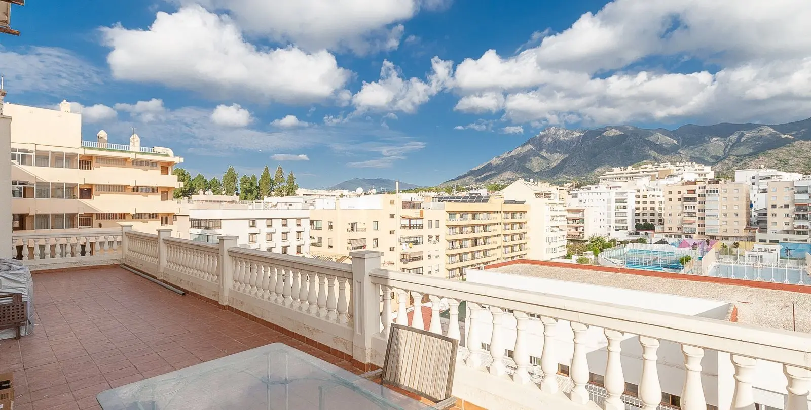 Venta de apartamento en planta media en Marbella 11