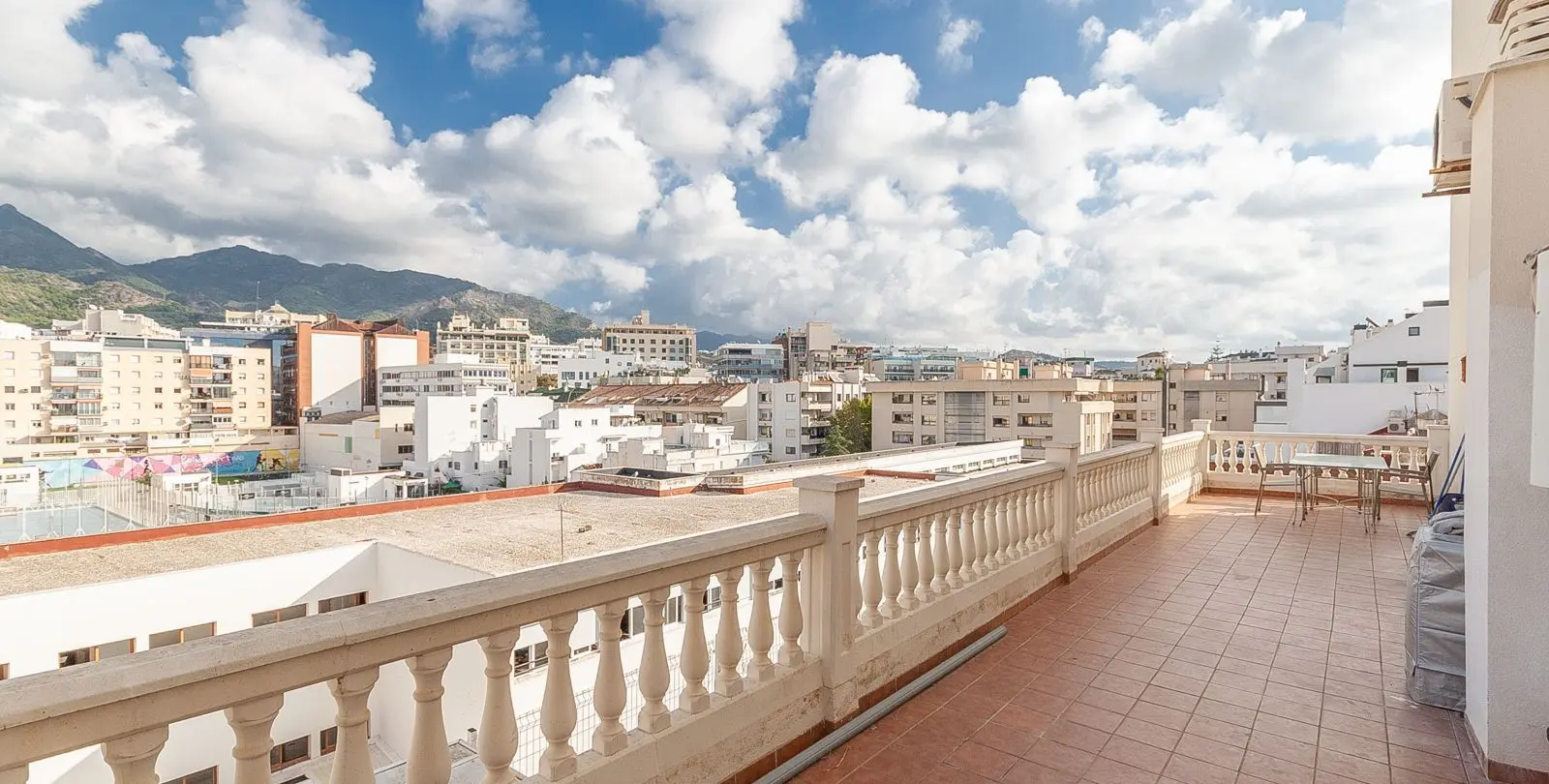 Venta de apartamento en planta media en Marbella 12