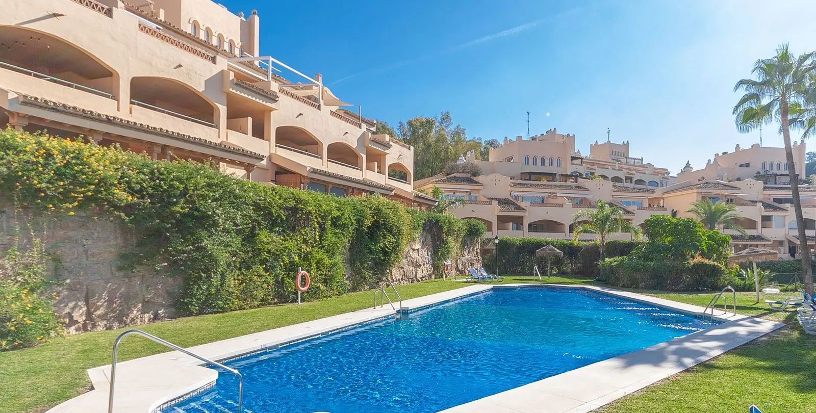 Venta de apartamento en planta media en Elviria 1