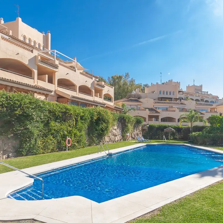 Venta de apartamento en planta media en Elviria