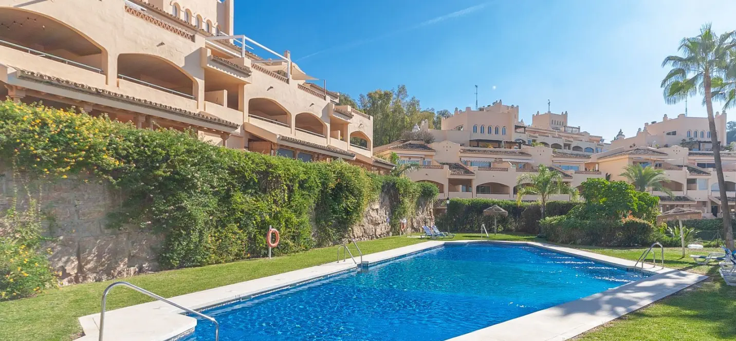 Venta de apartamento en planta media en Elviria 0