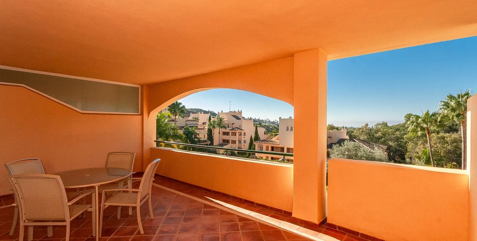 Venta de apartamento en planta media en Elviria 2