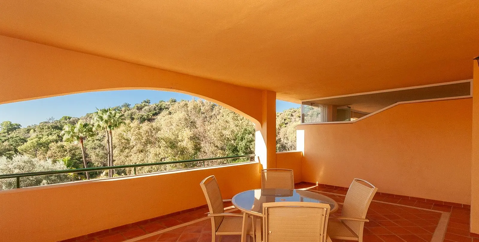 Venta de apartamento en planta media en Elviria 3